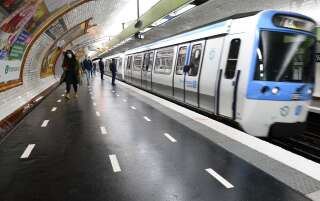 Une station du métro parisien pendant le confinement le 14 mai 2020 (Photo by Frédéric Soltan/Corbis via Getty Images)