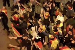 Des militants espagnols d'extrême droite dans les rues de Barcelone dans la nuit du 17 au 18 octobre 2019.