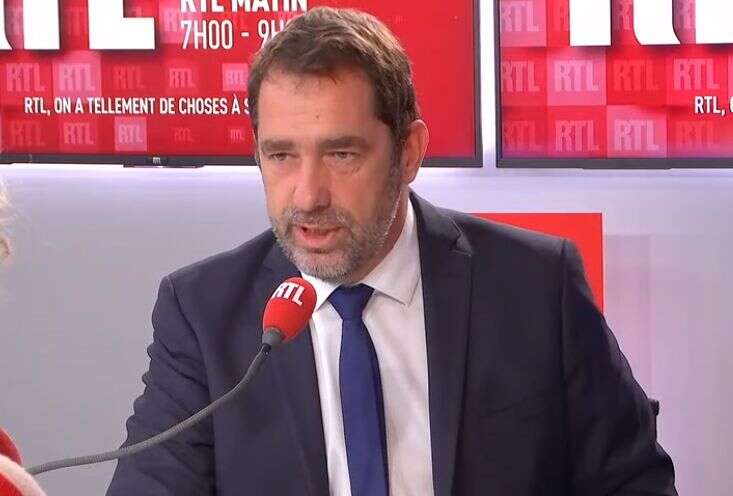 Sur RTL, le ministre de l'Intérieur a annoncé qu'il allait signaler à la justice les propos tenus par Jean-Luc Mélenchon à l'encontre des forces de l'ordre.