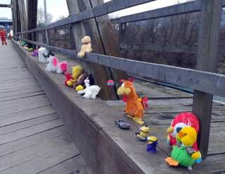 Peluches, figurines des Minions ou petites voitures sont déposés sur ce pont roumain que franchissent de nombreux réfugiés ukrainiens depuis le début de la guerre.