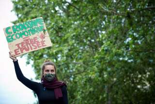 Une manifestante protestant contre la loi climat, jugée insuffisante par les défenseurs de l'environnement, le 9 mai 2021 à Toulouse.