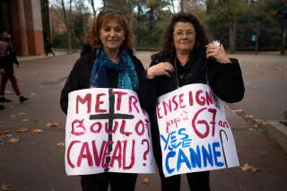 Deux manifestantes, enseignantes de l'Éducation nationale, protestent contre le projet de réforme des retraites, à Toulouse, le 5 décembre 2019.
