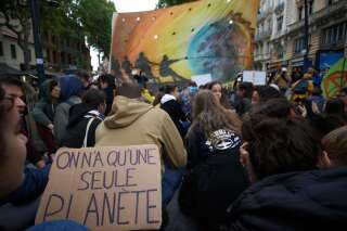 Des lycéens et étudiants, à la suite de Greta Thunberg, participent à une marche pour le climat afin de dénoncer l'inaction gouvernementale, à Toulouse, le 24 mai 2019.