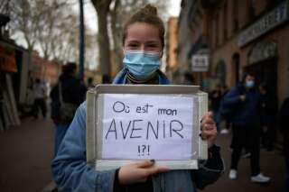 Une manifestante lors d'une marche contre la loi Sécurité globale et contre la fermeture des lieux culturels à cause du coronavirus, le 16 janvier 2021 à Toulouse. (Photo Alain Pitton/NurPhoto via Getty Images)