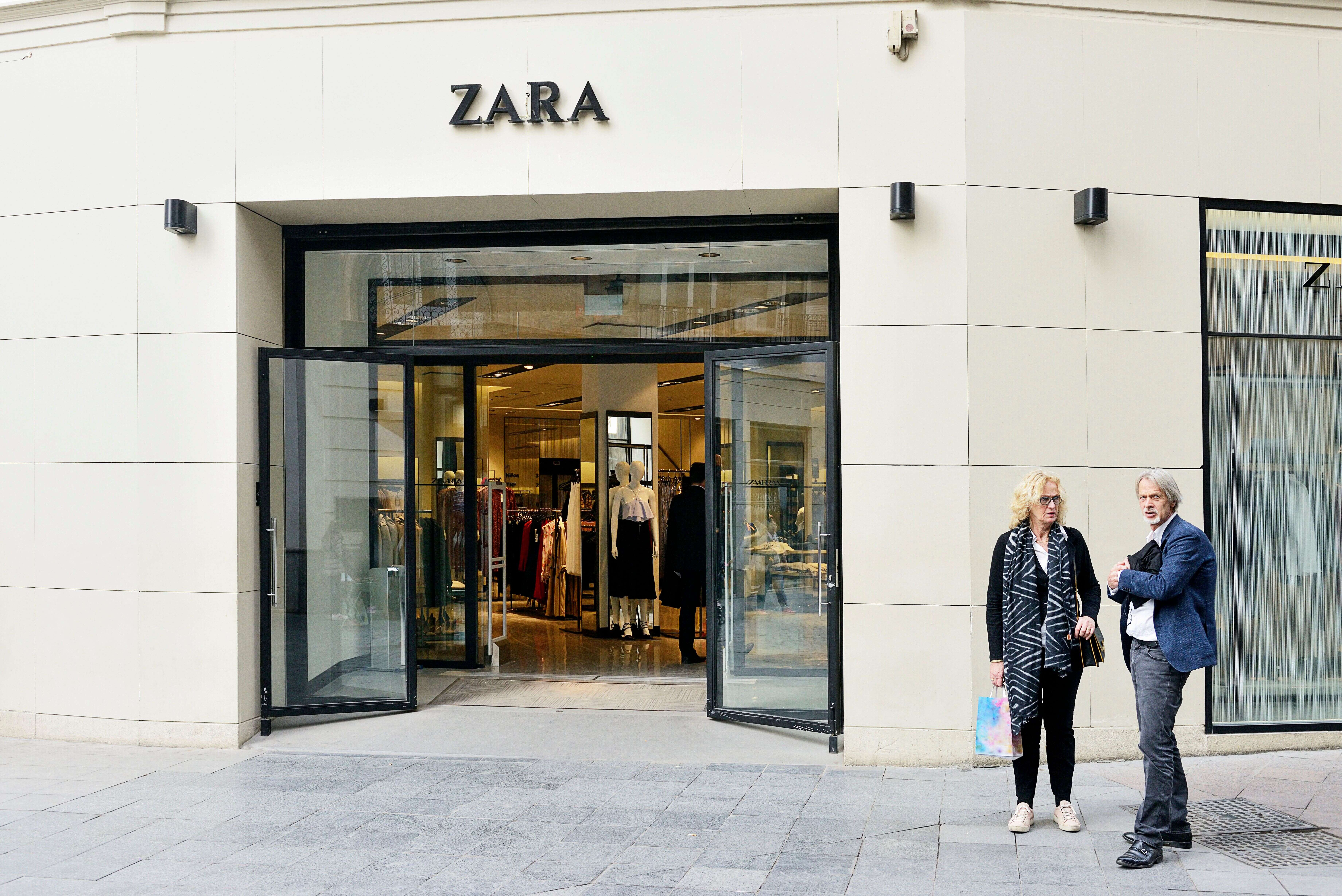 Travail des Ouïghours: 4 géants du textile visés par une enquête en France (photo d'illustration d'une boutique Zara en Espagne)