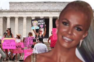 Des soutiens de Britney Spears lors d'un rassemblement #FreeBritney devant le Lincoln Memorial à Washington, le 14 juillet 2021