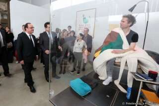 Hollande rend visite à Abraham Poincheval qui couve des œufs en direct au Palais de Tokyo