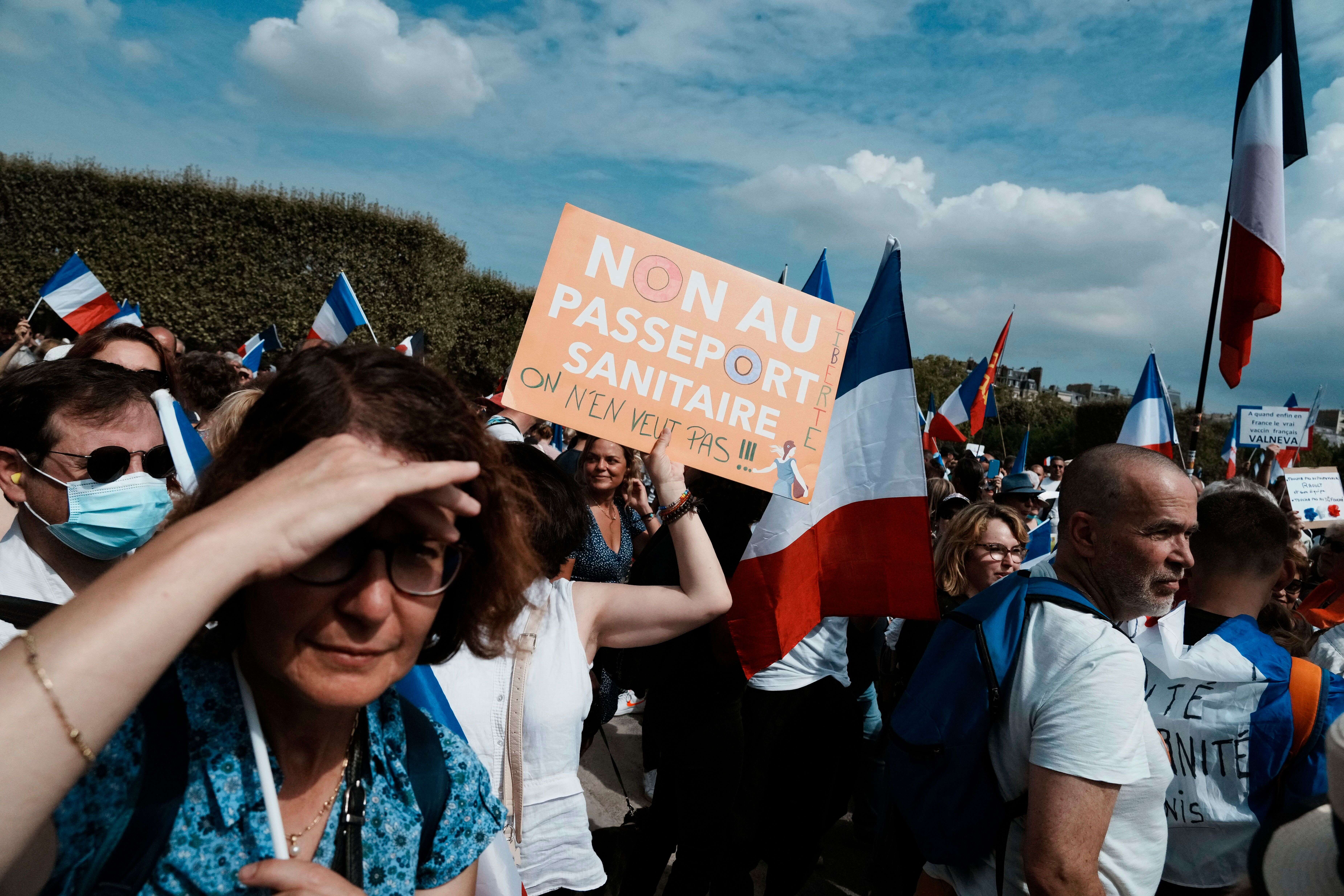 Photo prise lors de la manifestation du 4 septembre contre le pass sanitaire à Paris.  (AP Photo/Thibault Camus)