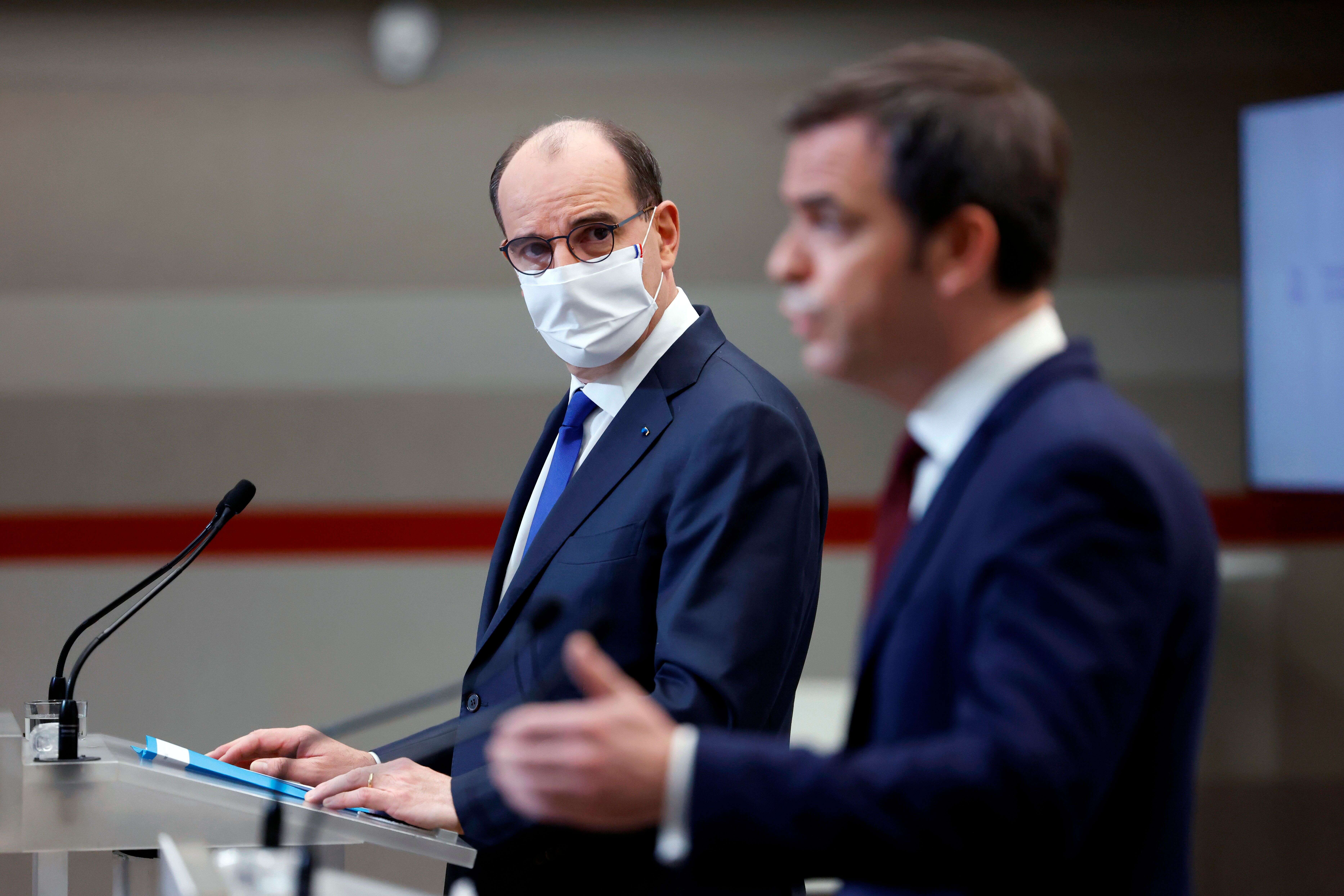 Jean Castex et Olivier Véran -ici lors d'une conférence de presse en janvier 2021, préparent les esprits à l'extension du pass sanitaire pour aller travailler.