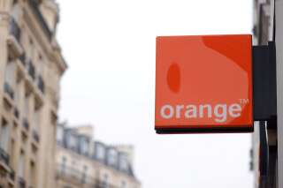 (photo d'illustration prise en février 2021 montrant le logo d'Orange sur la devanture d'une boutique à Paris)