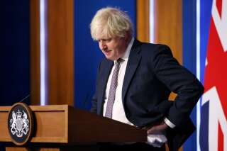 Ce samedi 27 novembre, Boris Johnson a annoncé de nouvelles restrictions pour pénétrer sur le territoire du Royaume-Uni. Un moyen de faire face à la percée du variant Omicron en Europe.