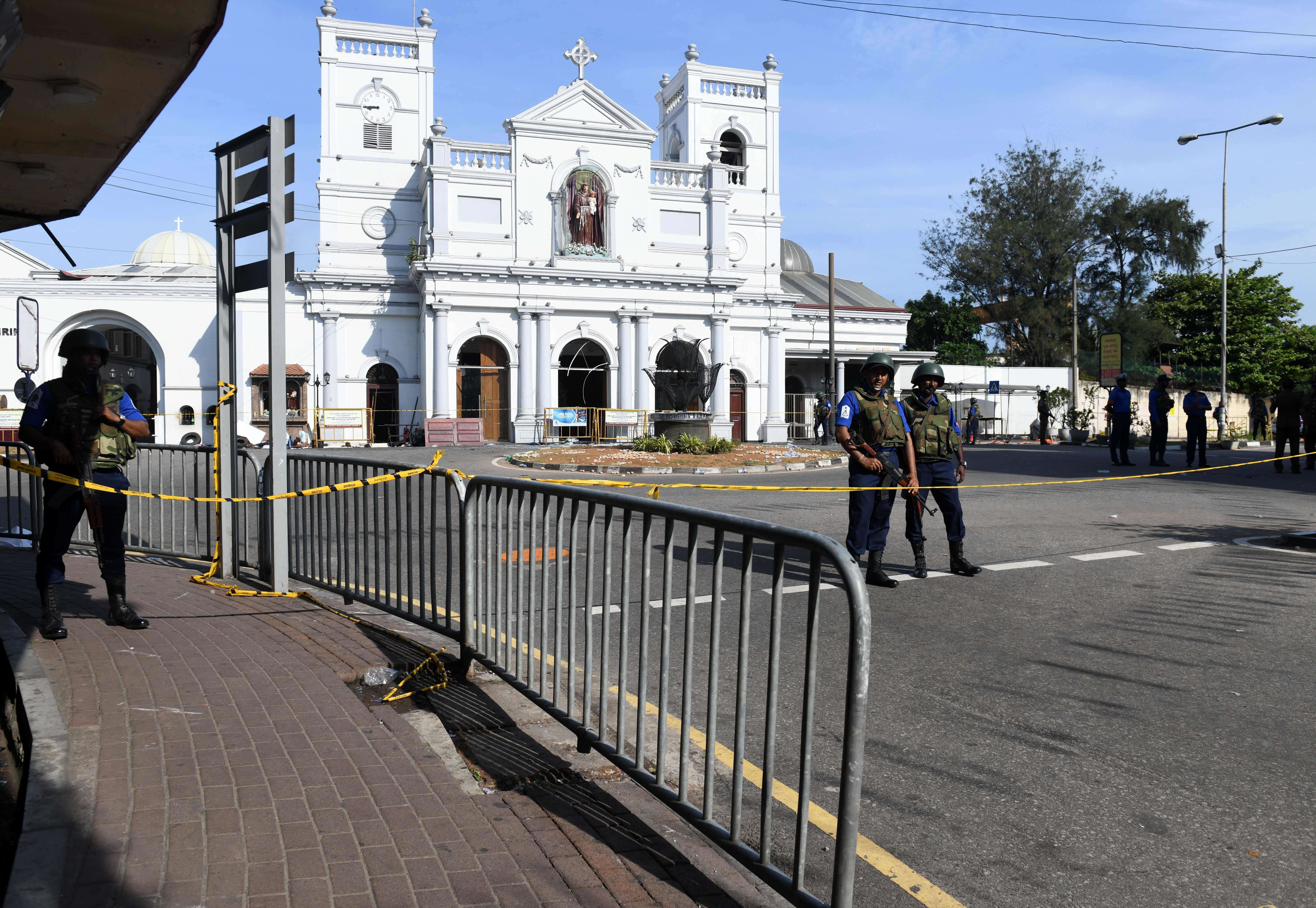 Des membres des forces de sécurité sri-lankaises montant la garde devant le sanctuaire Saint-Antoine à Colombo, au Sri Lanka, le 23 avril 2019.