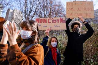 Des étudiants manifestent devant le Cours Florent, à Paris, le 1er mars 2021.