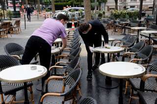 Au café du Trocadero, à Paris, les employés préparent la terrasse en vue de la deuxième étape du déconfinement, le 11 mai 2021, à Paris