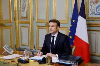 Emmanuel Macron, ici lors d'une visio-conférence avec les pays du G7 depuis l'Élysée, à Paris, le 24 février 2022.
