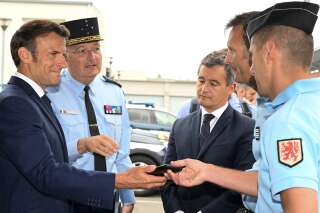 Emmanuel Macron et Gérald Darmanin échangent avec des gendarmes lors du déplacement du chef de l'État à Gaillac (Tarn), jeudi 9 juin.