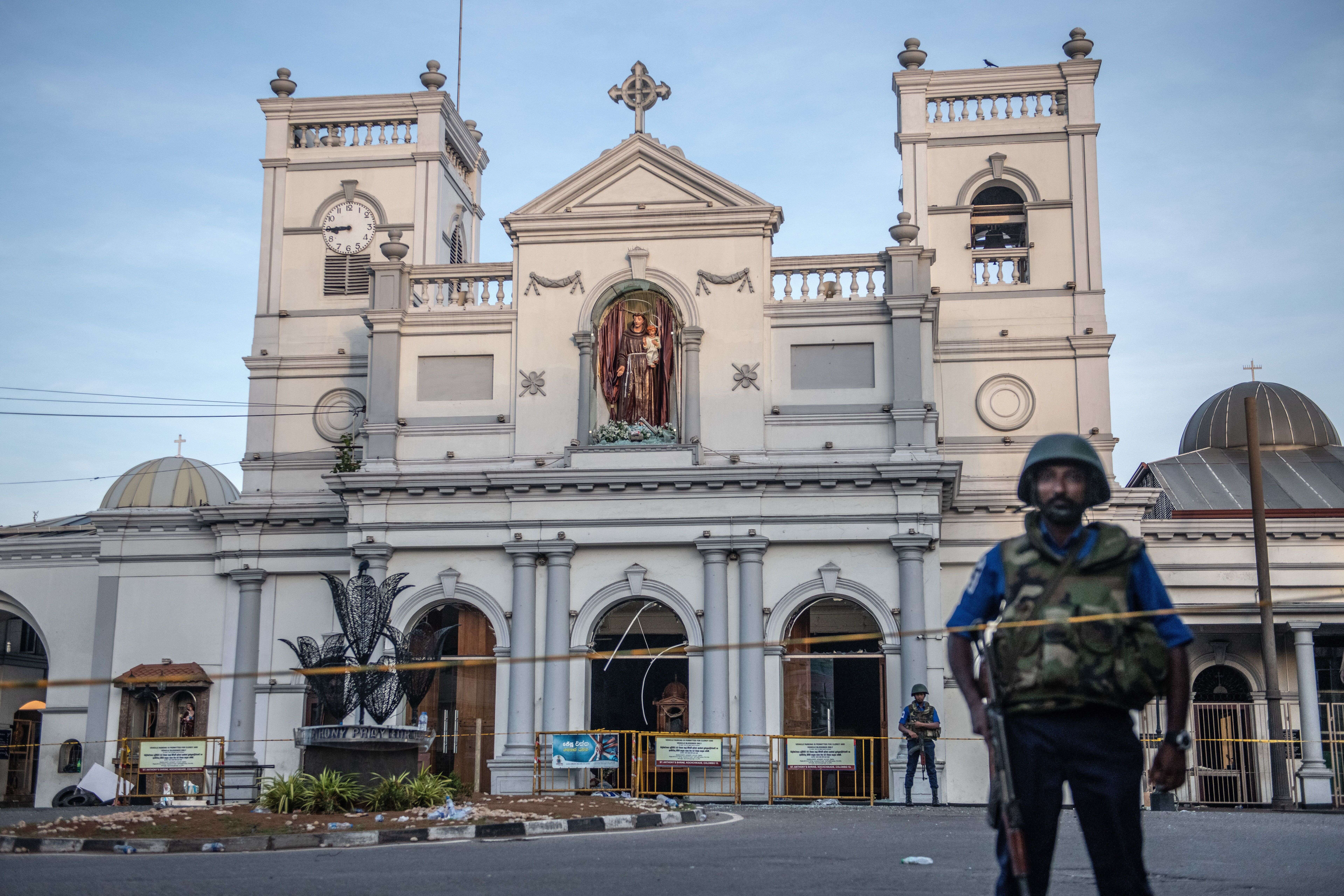 Des militaires devant le sanctuaire Saint-Antoine à Colombo, au Sri Lanka, le 21 avril 2019.