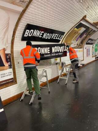 Sur la ligne 8 du métro de Paris, à la station Bonne Nouvelle, la RATP a fait installer de nouveaux panneaux de signalisation, ironisant sur la pénibilité de l'année 2020.