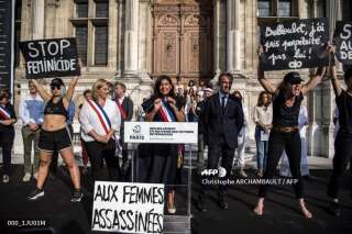 La maire de Paris, Anne Hidalgo et son adjointe Hélène Bidard, chargée de l'Egalité femmes-hommes en août 2019 devant l'Hôtel de Ville.