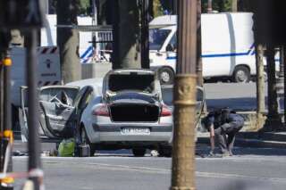 Champs-Élysées: un homme armé percute en voiture un fourgon de gendarmerie, pas de blessé
