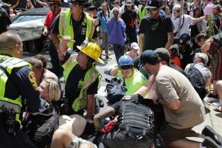 Charlottesville: une voiture percute des manifestants anti-racisme, au moins un mort et plusieurs blessés