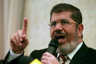 Mohamed Morsi, l'ancien président égyptien, meurt après s'être effondré au tribunal