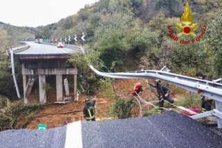 Les images impressionnantes d'un viaduc effondré sur l'A6 en Italie