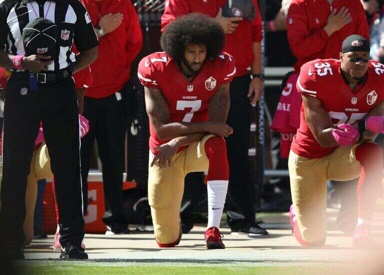 L'ancienne star NFL Colin Kaepernick est à l'origine du genou posé à terre pendant l'hymne américain pour protester contre les violences policières faites aux Noirs.