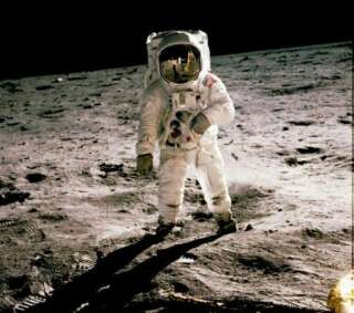 Buzz Aldrin le 20 juillet 1969 sur la Lune, photographié par Neil Armstrong, visible dans le reflet de la visière de son coéquipier.