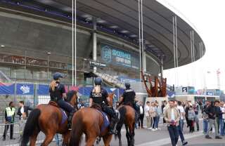 Une patrouille de la police montée devant le Stade de France, avant le match France-Danemark, le 3 juin 2022.