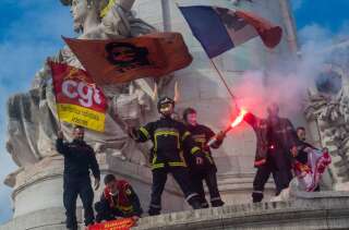 Des pompiers manifestant place de la République à Paris le 15 octobre 2019.