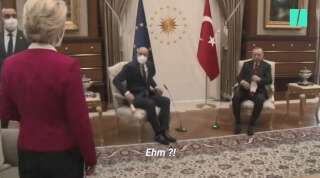 La présidente de la Commission européenne, Ursula von der Leyen avait été placée par le protocole en retrait sur un divan lors d’une réunion des présidents des institutions de l’UE avec le chef d’Etat turc Recep Tayyip Erdogan, le 6 avril 2021.