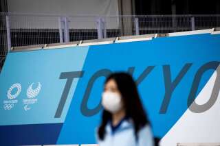 Une femme masquée devant le centre de presse des Jeux olympiques de Tokyo le 9 juillet 2021 (photo d'illustration).