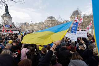 Guerre en Ukraine: à Paris, des milliers de personnes manifestent contre la guerre