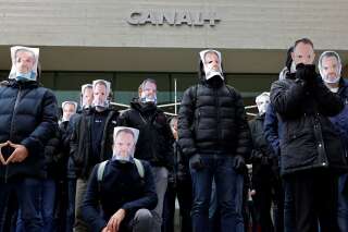Des employés de Canal + manifestant avec des masques représentant Stéphane Guy, le 5 janvier 2021.