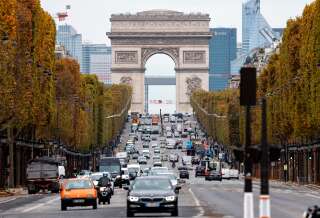 À l'image des Champs-Élysées photographiés ici au premier jour du second confinement, les Français se déplacent beaucoup plus qu'au printemps.