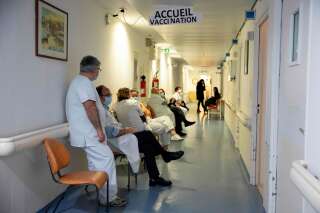 Des soignants attendent d'être vaccinés avec le vaccin Pfizer-BioNTech à l'hôpital Ambroise Paré à Boulogne-Billancourt, le 6 janvier 2021. (Photo THOMAS SAMSON/AFP via Getty Images)