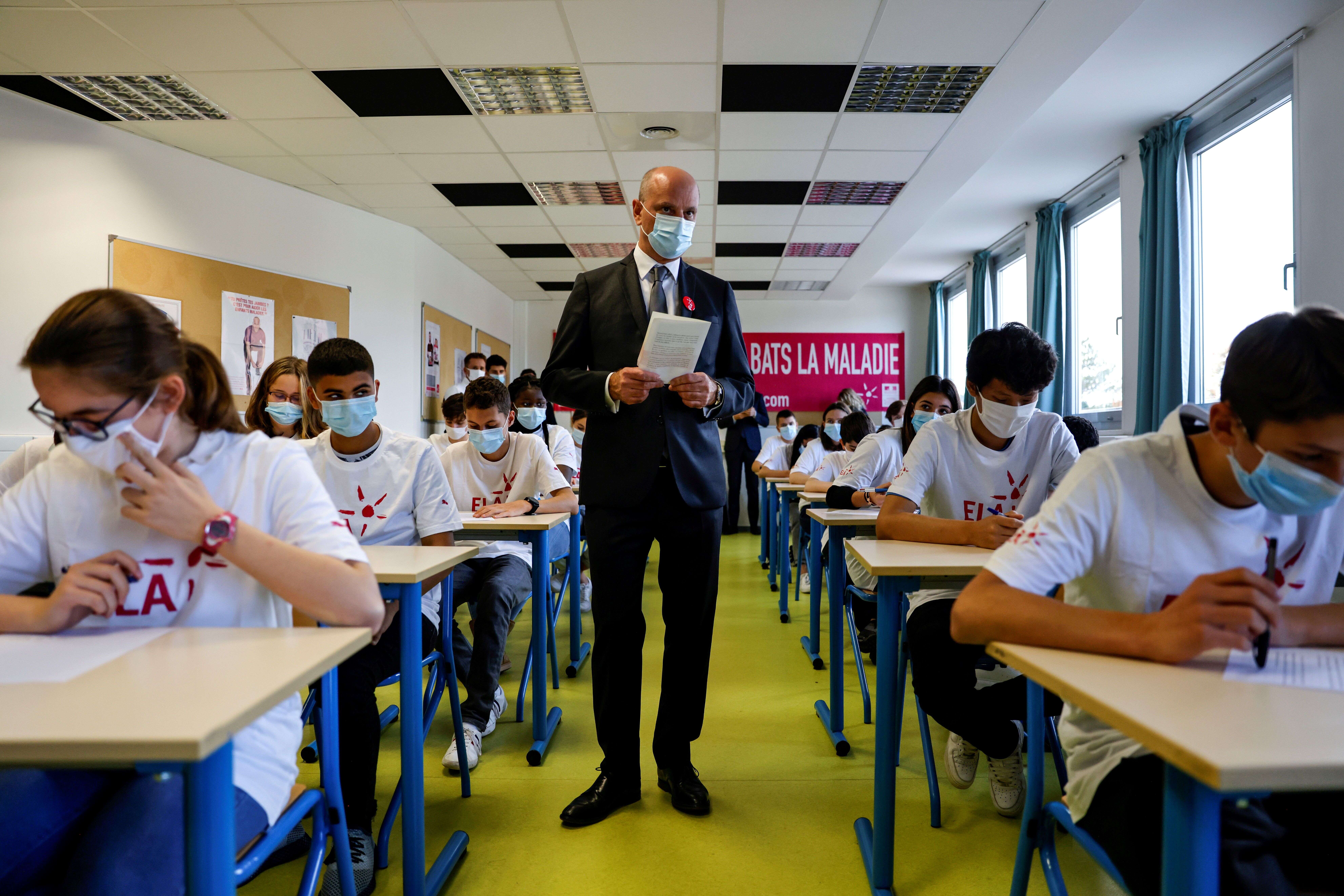 Jean-Michel Blanquer donnant une dictée dans une école de Paris, le 12 octobre 2020 (photo d'illustration).