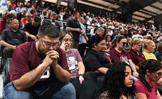 Dans une salle publique d'Uvalde (Texas), où des centaines de personnes se sont rassemblées mercredi 25 mai, au lendemain du terrible massacré perpétré dans une école élémentaire de la ville.