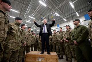 Le Premier ministre Boris Johnson rend visite aux troupes britanniques en Estonie le 21 décembre 2019 à Tallinn.