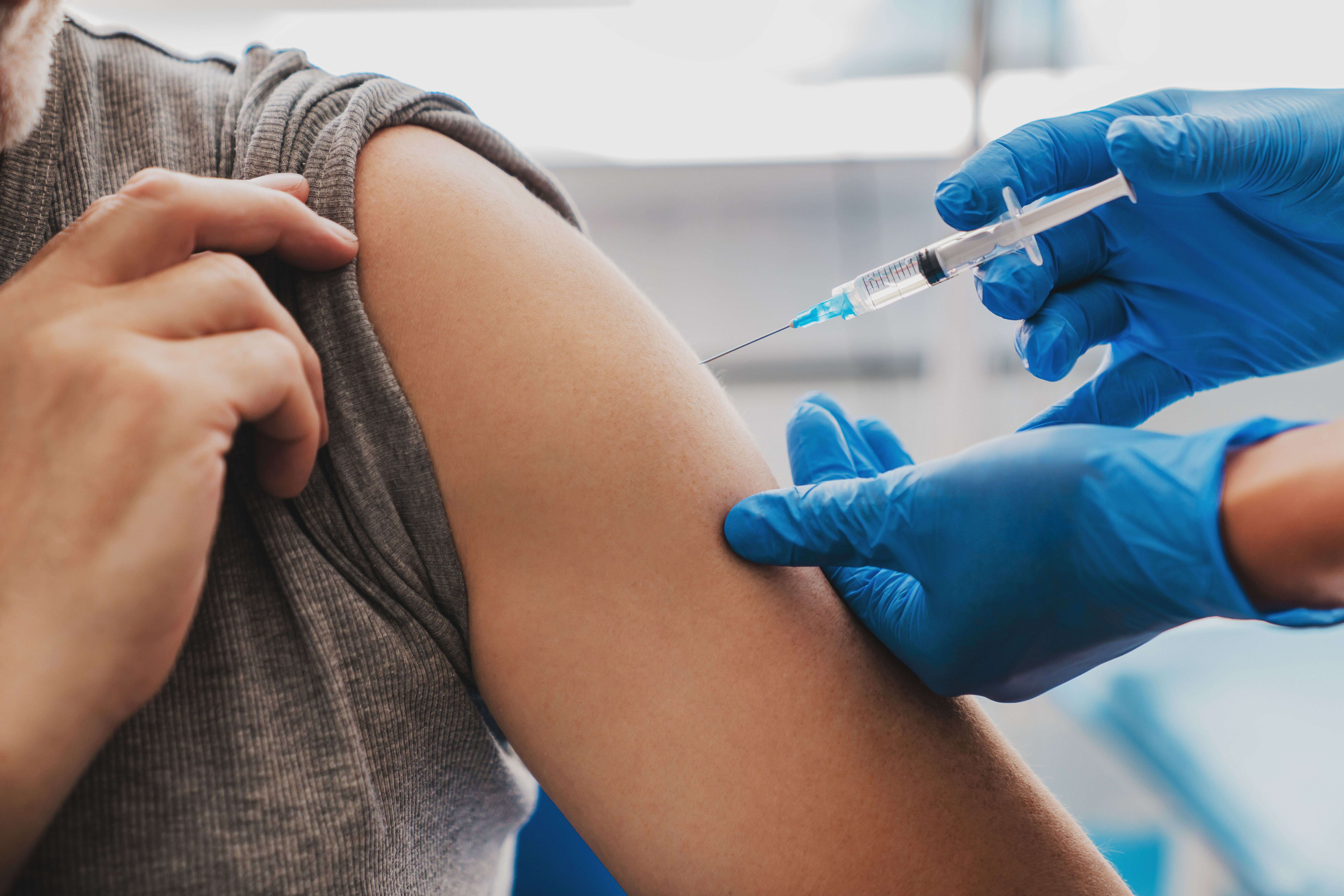Les premiers effets secondaires connus du vaccin Pfizer sont bien connus de ceux qui ont récemment reçu d'autres vaccins comme le DTP. (image d'illustration)