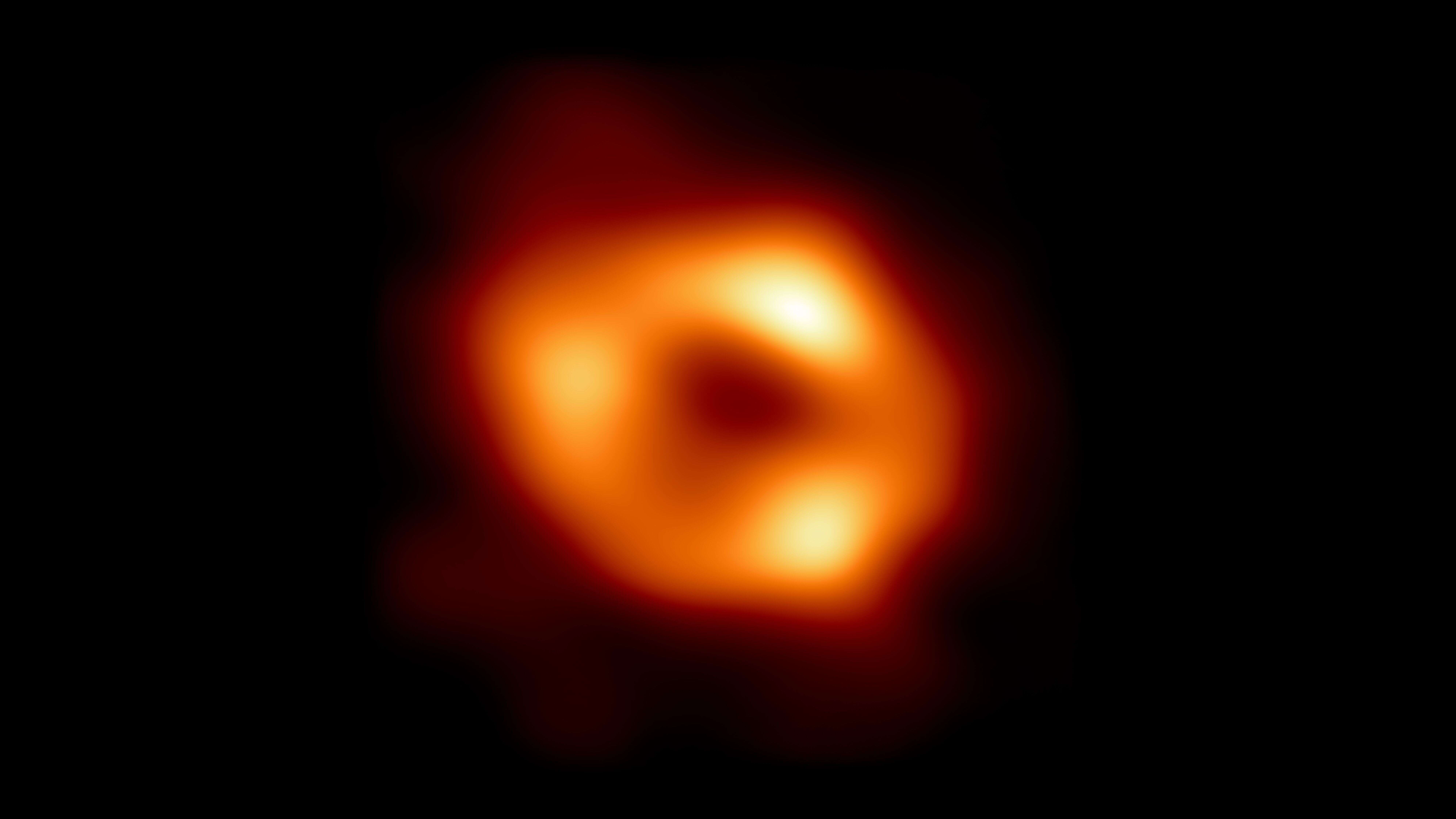 La première photo de Sagittaire A*, le trou noir au centre de notre galaxie, confirme la théorie de la relativité générale d'Albert Einstein.