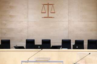 Le symbole de la Justice au-dessus des sièges des juges dans la salle d'audience temporaire installée au Palais de Justice de Paris, en prévision du procès des attentats du 13 novembre 2015.