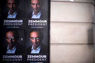 Des pancartes, exposées par des membres du comité de soutien, représentent l'idéologue d'extrême droite français Eric Zemmour dans une rue de Paris, le 28 juin 2021.