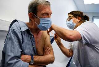 Le cardiologue Jean-Jacques Monsuez recevant une dose du vaccin Pfizer-BioNTech à l'hôpital René-Muret de Sevran, le 27 décembre 2020.