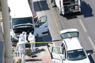 Une voiture percute deux abrisbus à Marseille et fait un mort, la 