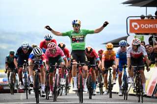 Au Dauphiné, le Belge Wout van Aert a levé les bras trop tôt et s'est fait voler la victoire par le Français Gaudu  (MARCO BERTORELLO via AFP)