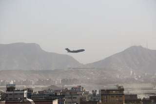 Un avion américain quitte l'aéroport de Kaboul, en Afghanistan, le 27 août 2021.