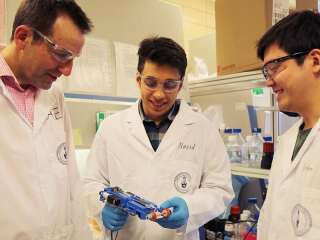 Des chercheurs de l'université de Toronto avec leur instrument dans les mains. les essais cliniques ne commenceront que dans quelques années;