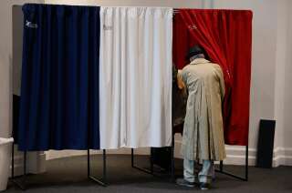Dans un isoloir équipé de rideaux anti-covid-19, dans un bureau de vote du Touquet, pour le second tour des élections régionales, le 27 juin 2021. (Photo by LUDOVIC MARIN/POOL/AFP via Getty Images)